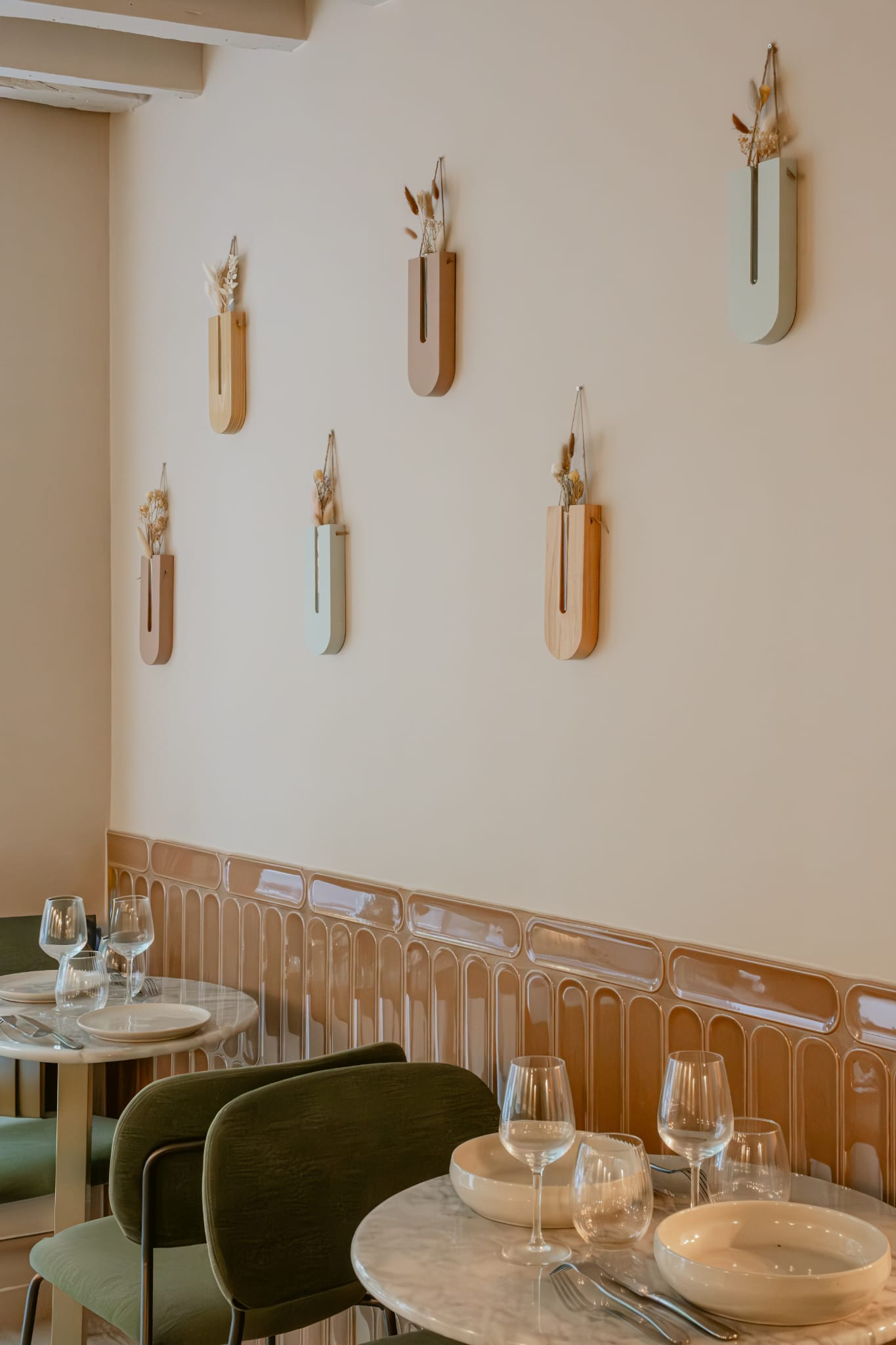 salle restaurant mur deco vases