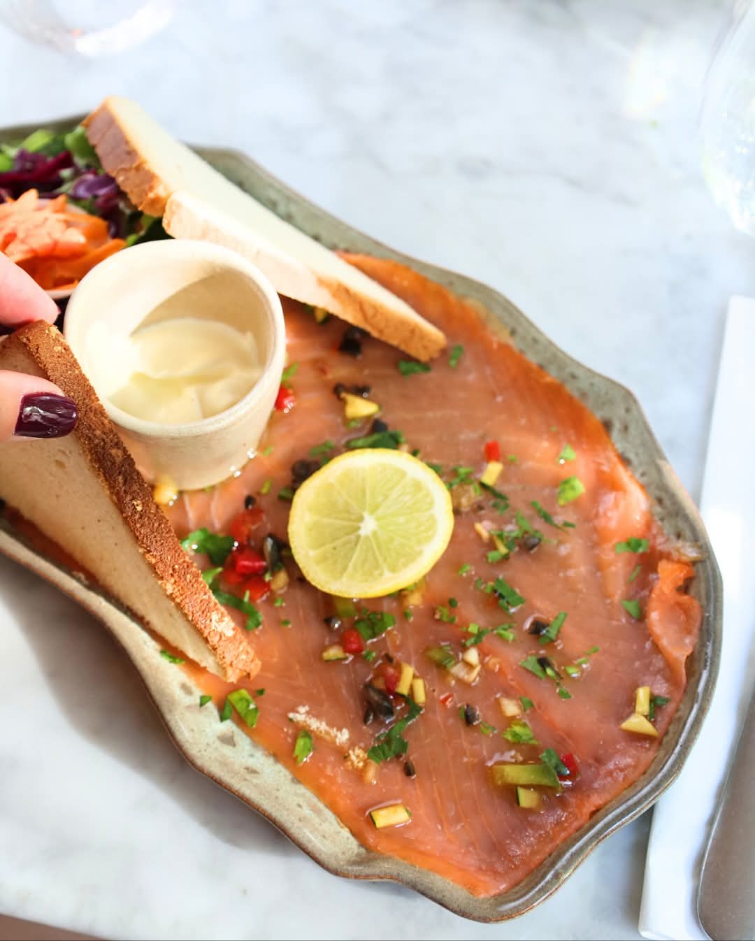 entrée saumon marine et pain grille