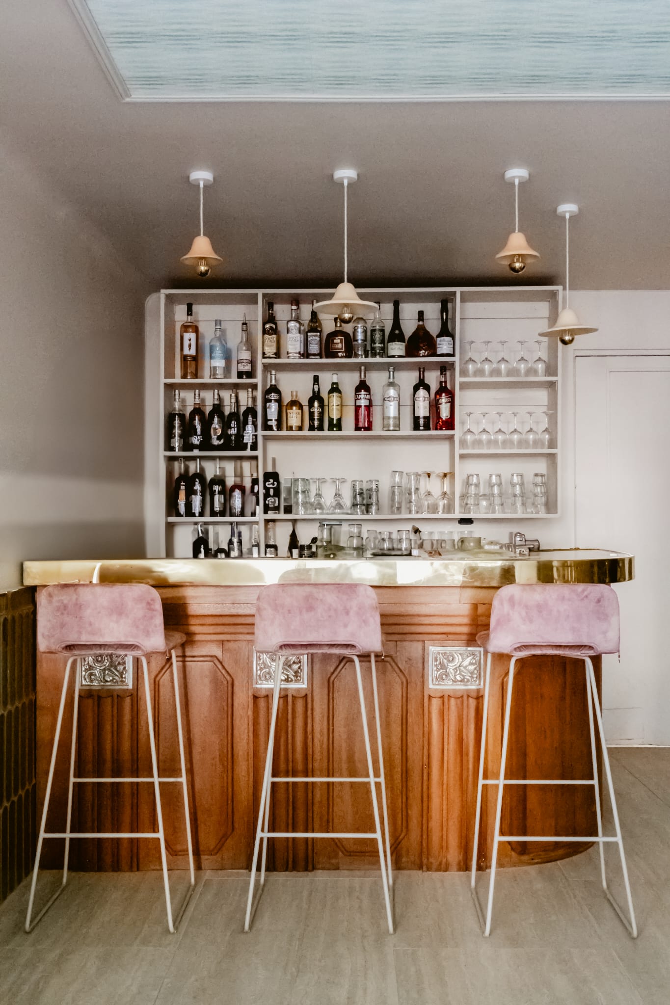 bar restaurant bouteilles et tabourets